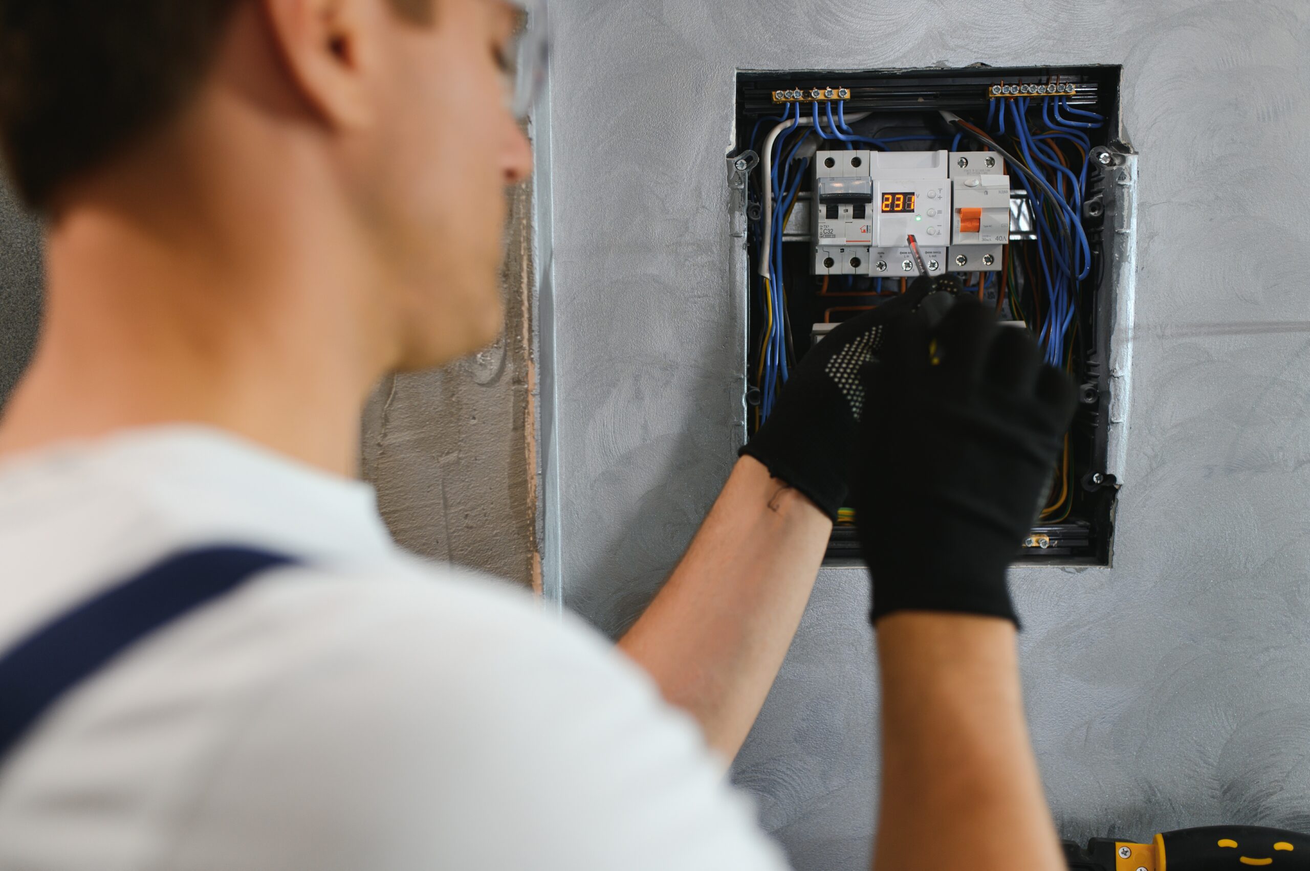 Électricité aux normes : ce qu’il faut savoir avant de rénover un logement ancien